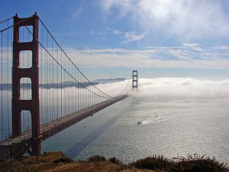 Golden Gate Bridge shrouded in fog. Courtesy of Weather Underground (29 Oct 2006)